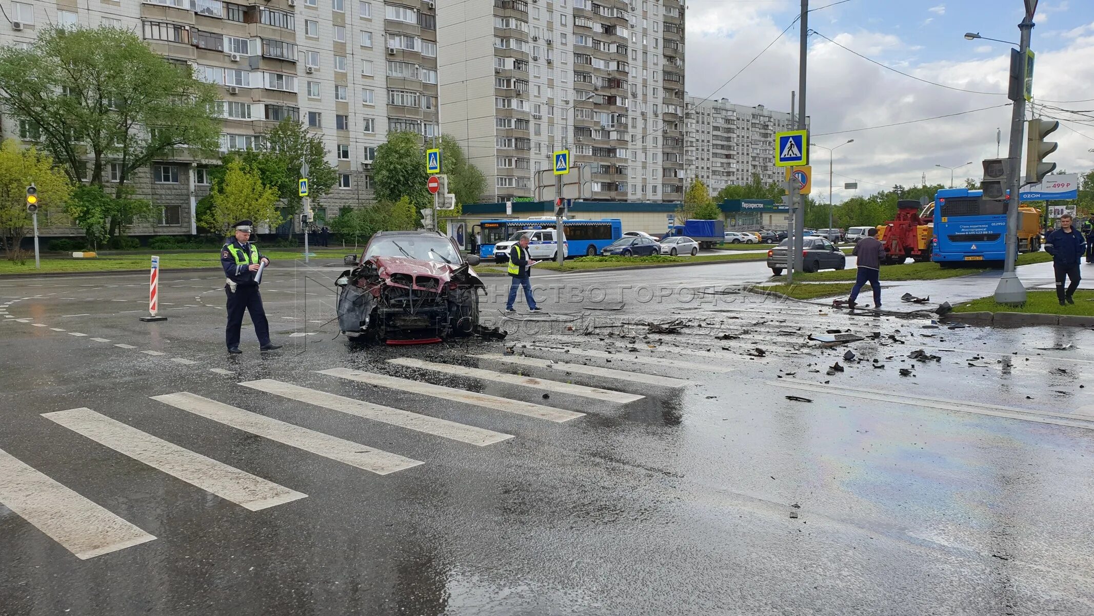 Случай в москве вчера. Машина на улице. ДТП на Южнобутовской улице. Происшествие на Южнобутовской улице.