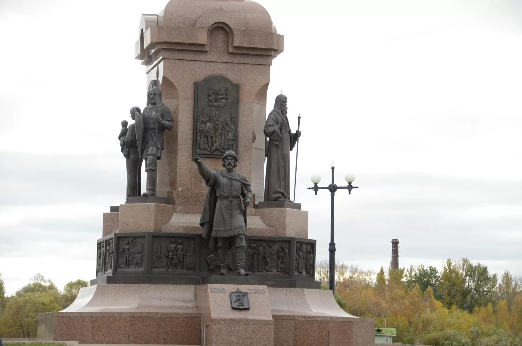 Ярославль недорогие памятники. Место основания ярославля памятник. Доспремичательности ярославль. Памятный камень в честь основания ярославля. Памятник георгию димитрову (ярославль).