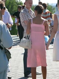 про теплое лето, жаркие улицы, девушки в легкой летней одежде которую девуш...