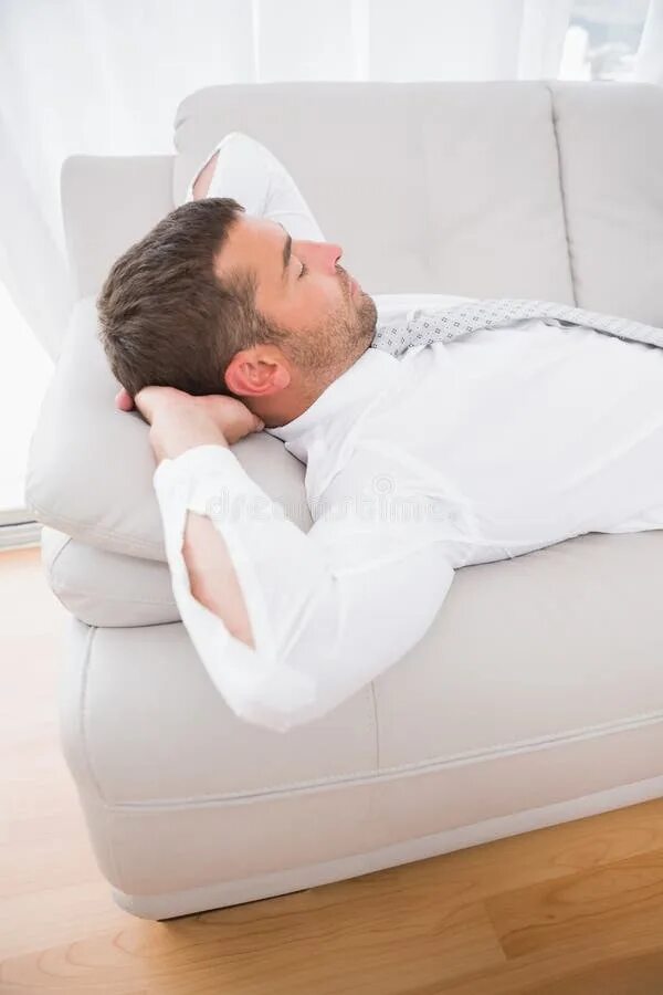 Бизнесмен лежит. Бизнесмен лежит. Человек в костюме лежит. Человек лежит на белом фоне. Мужчина спит в кресле.