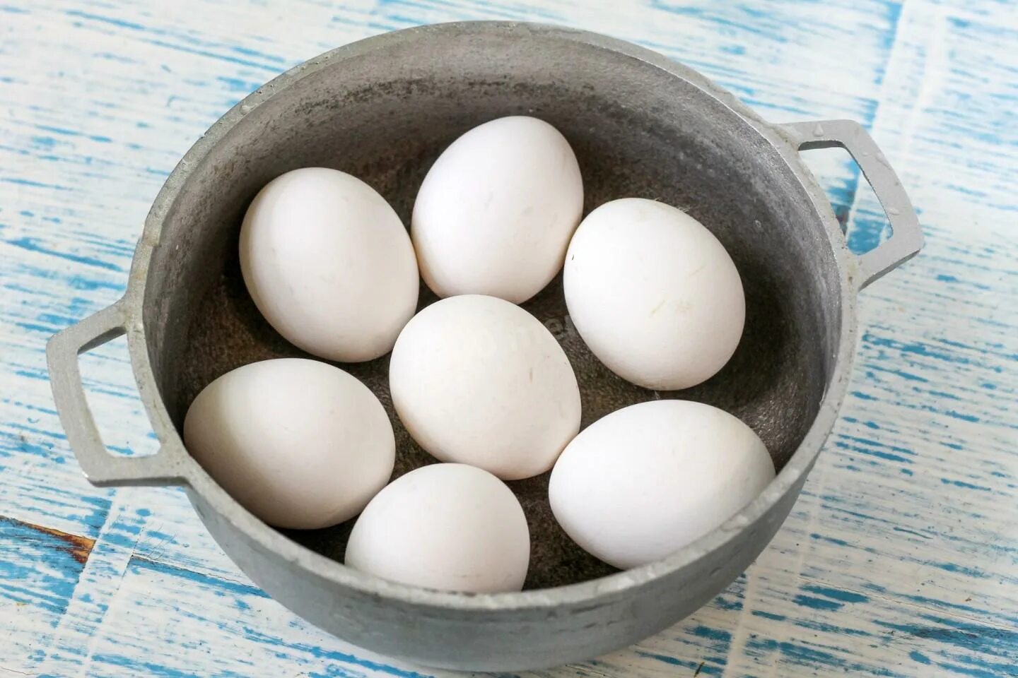 Купить 4 яйца. Яйца с луком. Яйца промывают. Яйца с зеленым луком. Промывка яиц.