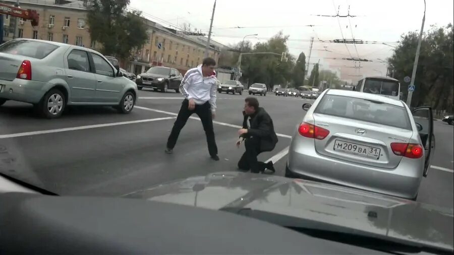 Ситуация на улице. Драка тв. Ютуб драки дороги. Разборки на дороге спб. Ютуб драки дороги.