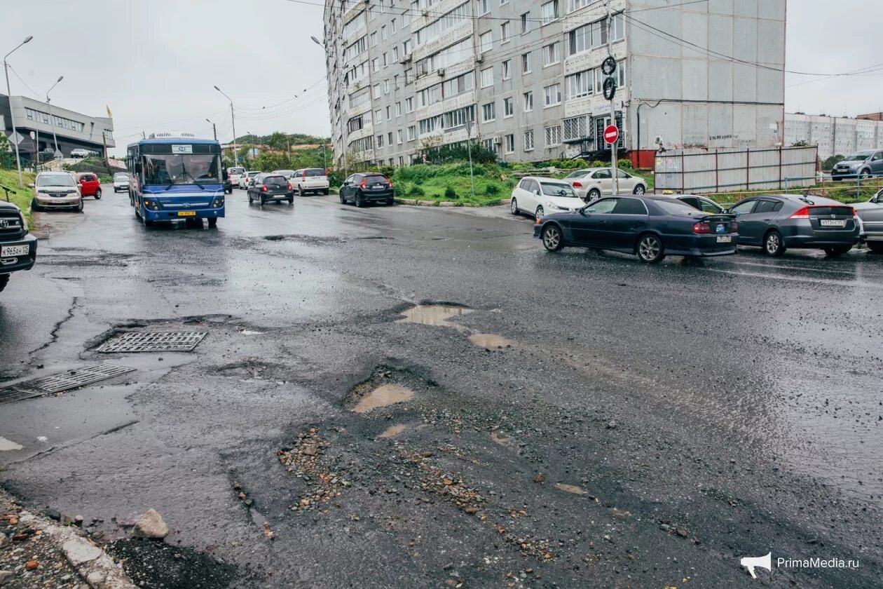 Есть дорога на владивосток. Владивосток дороги. Новости с дорог Владивостока. Владивосток плохие фото. Дорога Владивостока с плохой разметкой.