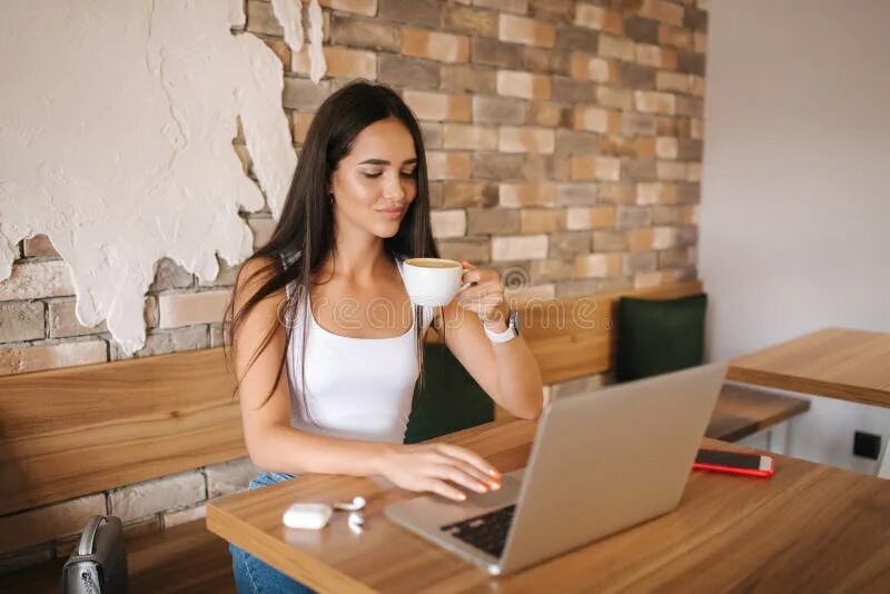 Зачем девушке работать