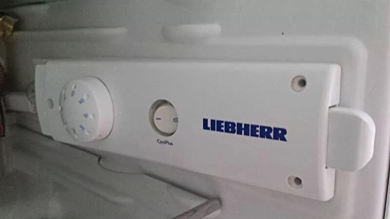 Регулятор холодильника индезит. Холодильник Liebherr Comfort cool Plus. Liebherr холодильник регулятор температурный. Холодильник Liebherr двухкамерный кнопка cool Plus.