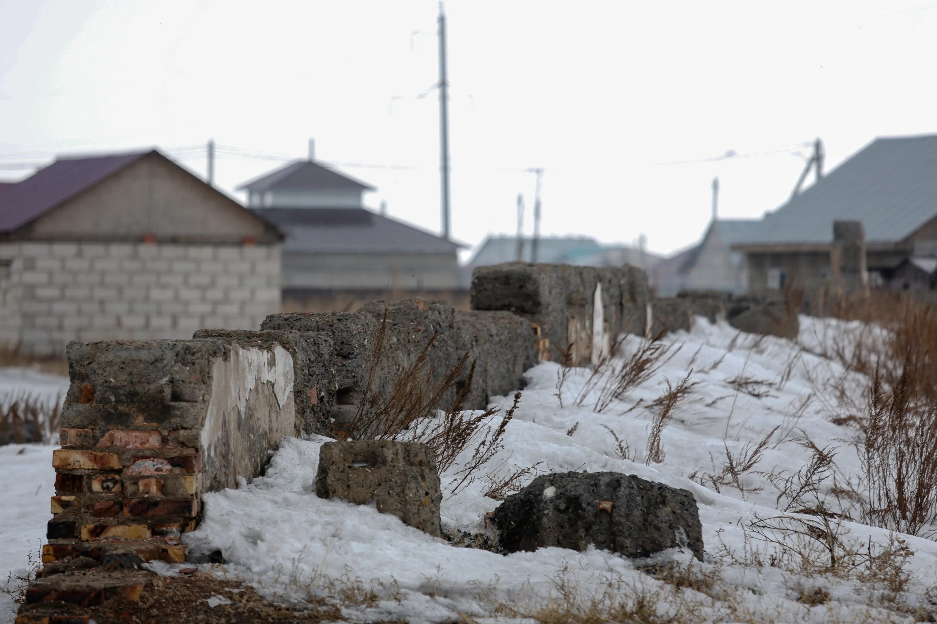 Глыбы разрушили поселок. Дом в горах. Глыбы сели разрушили поселок. Разрушенный поселок