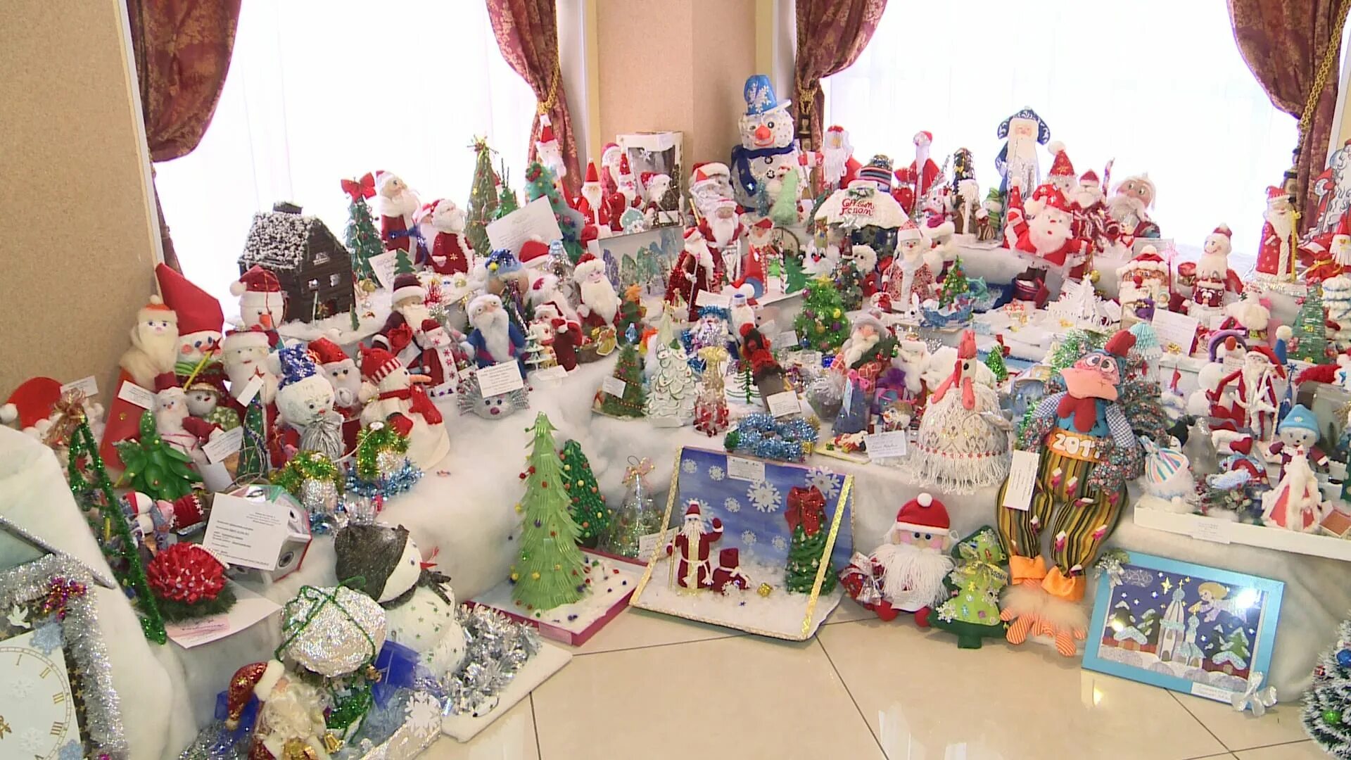 новогодняя выставка в музее. выставка новогодних игрушек в детском саду. выставка поделок к новому году. новогодняя выставка в детском саду. новогодние картинки для выставки.
