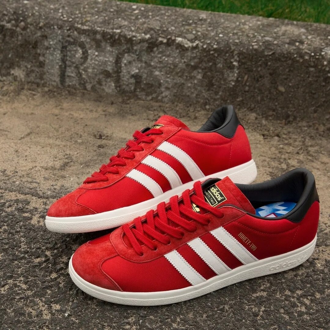 Ninety two. Adidas Manchester. Adidas 92. Адидас Манчестер Юнайтед кроссовки. Red adidas Classic Shoes.