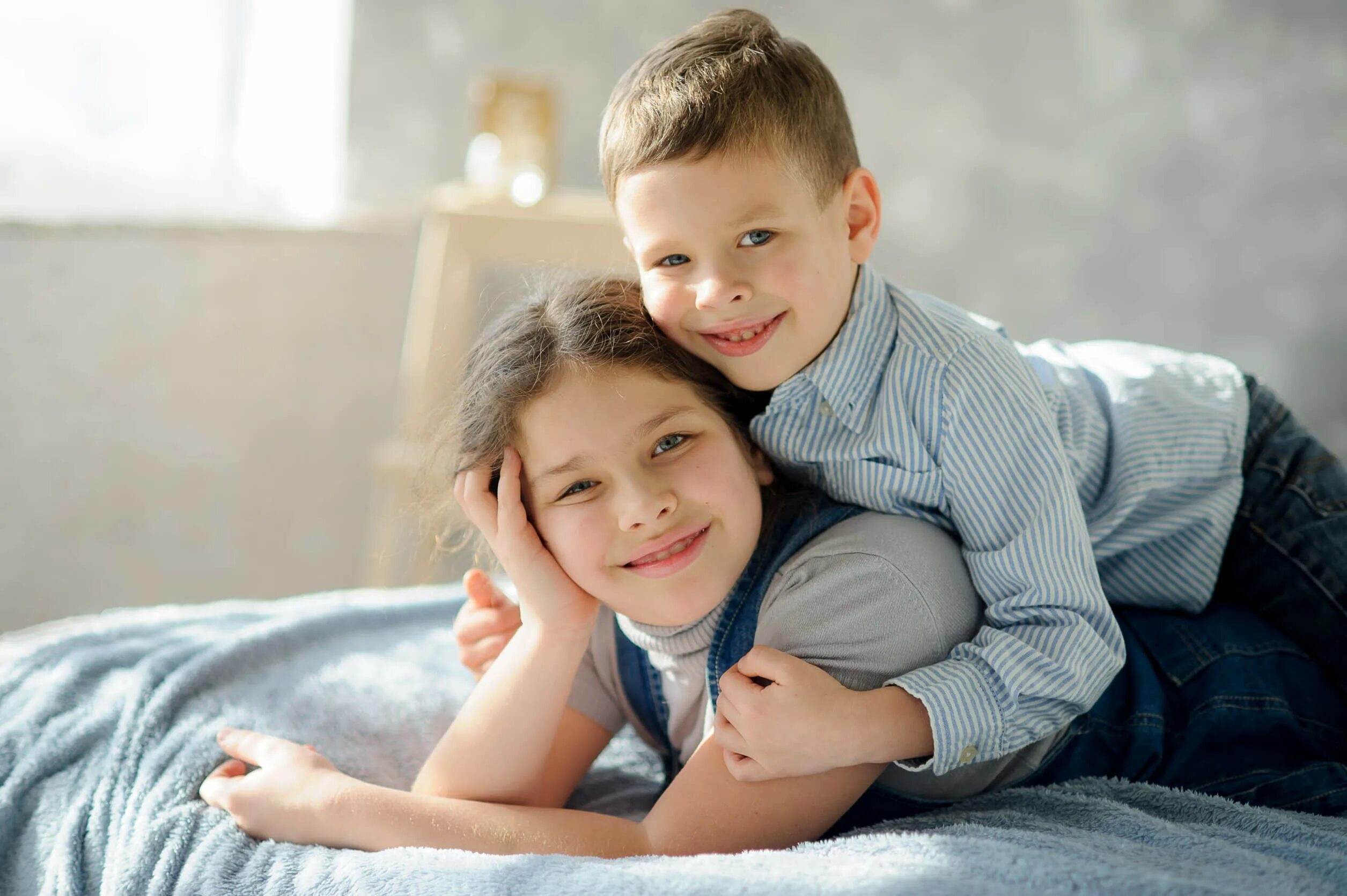 Брат с женой и сестрой картинки. Older sister. Elder sister and young brother. Picture of sister and boy brother. Older sister younger brother