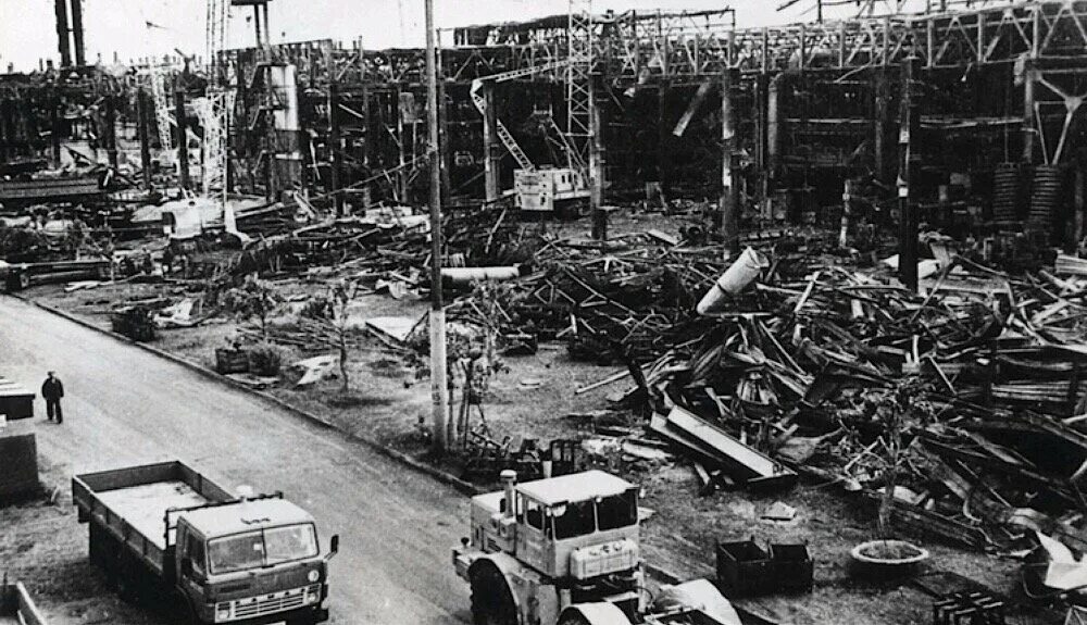 Пожар на заводе камаз 1993. В каком году сгорел завод двигателей в набережных челнах. Пожар завод двигателей набережные челны. Пожар на заводе камаз 1993. Завод двигателей камаз 1993.