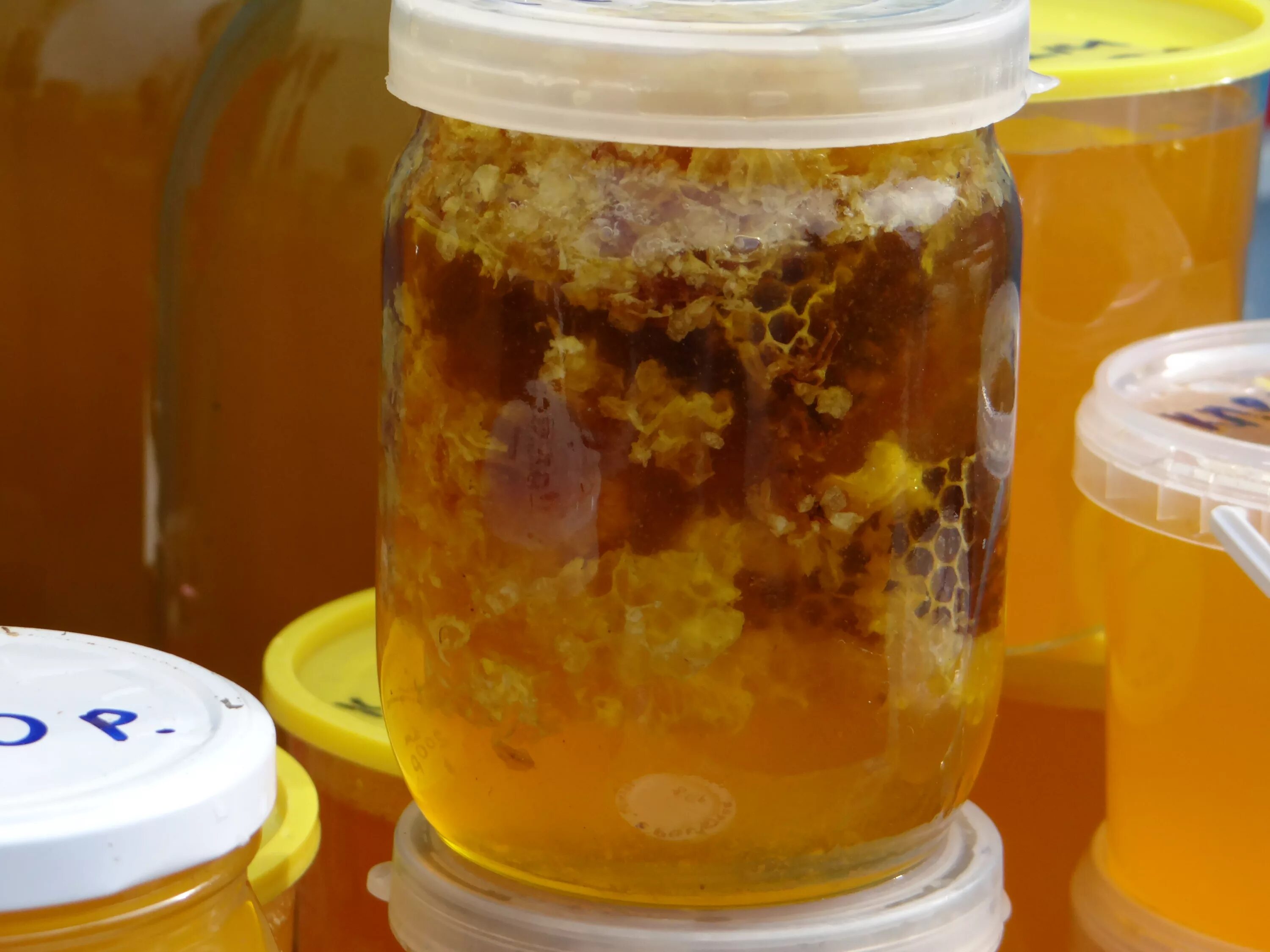 Мед порченный. Мёд натуральный. Пчелиный мёд. Мёд засахарился. Испорченный мед.
