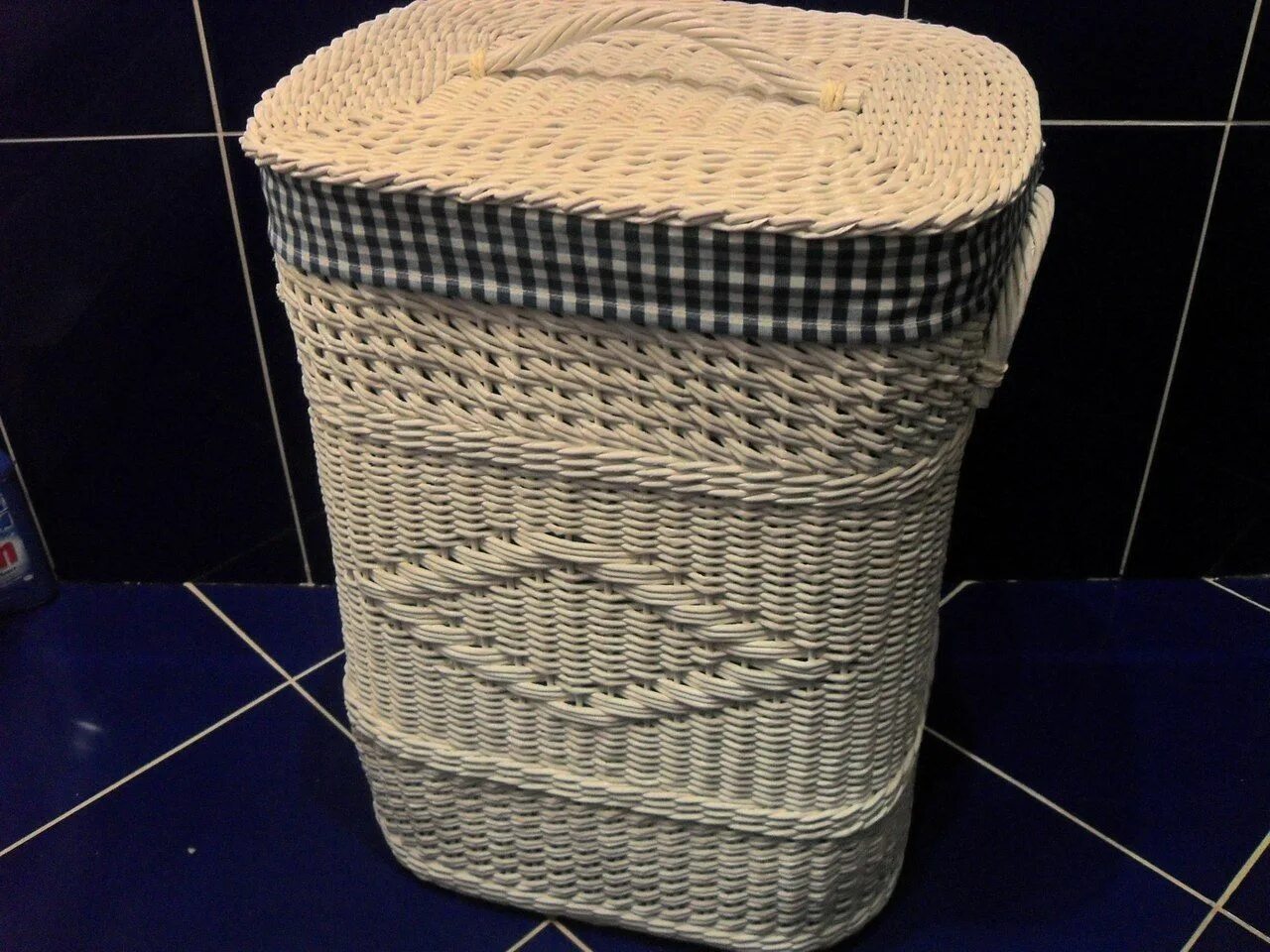 Поделки из ротанга. Корзина для белья из бумажной лозы. Корзина для белья из трубочек. Корзина для белья из трубочек. Корзина для белья из газетных трубочек.