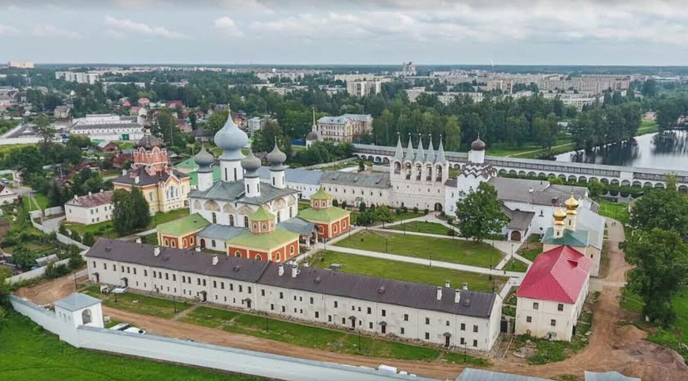 Тихвин население. Город тихвин тихвинский монастырь. монастырь тихвин сверху. тихвинский мужской монастырь с высоты. тихвин исторический центр.