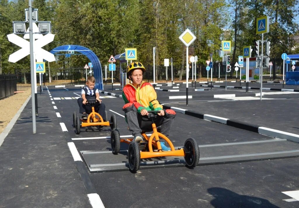 Автогородок в ЦПКИО Рязань. Парк Степанова Серпухов. Зарница автогородок. Г Серпухов парк Олега Степанова ПДД площадка.