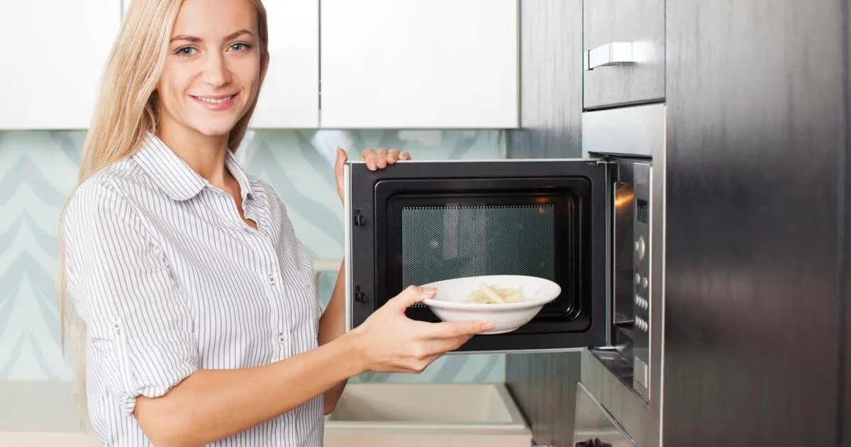 Опаловое стекло можно греть в микроволновке. В микроволновке расплавился пластик. Почему микроволновка греет посуду. Почему микроволновка греет посуду. Приготовление еды в микроволновке.