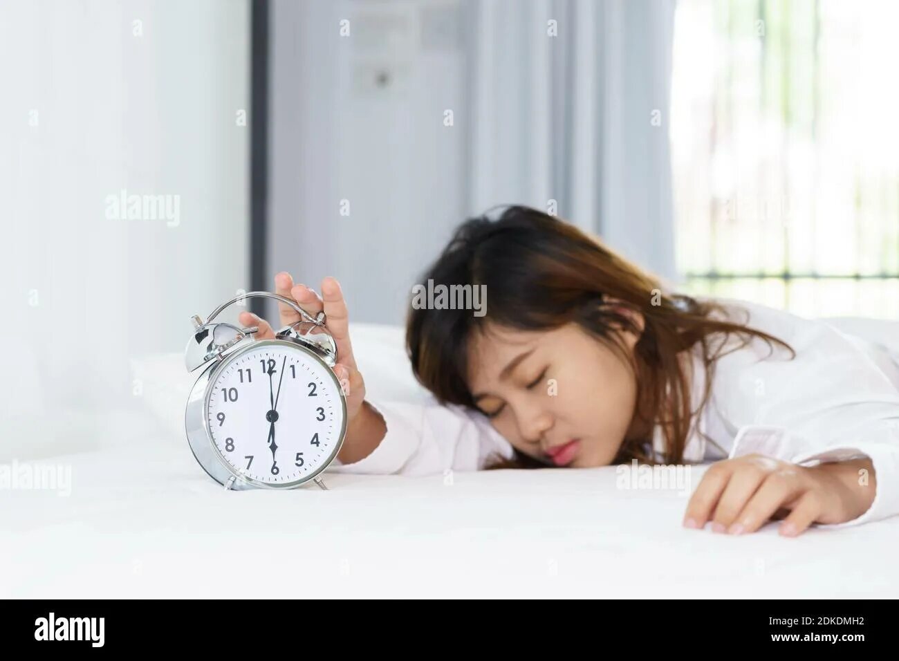 Мужчина проснулся утром. Как вставать с первого будильника. Часы mornings. Будильник просыпание. Разбитый будильник.