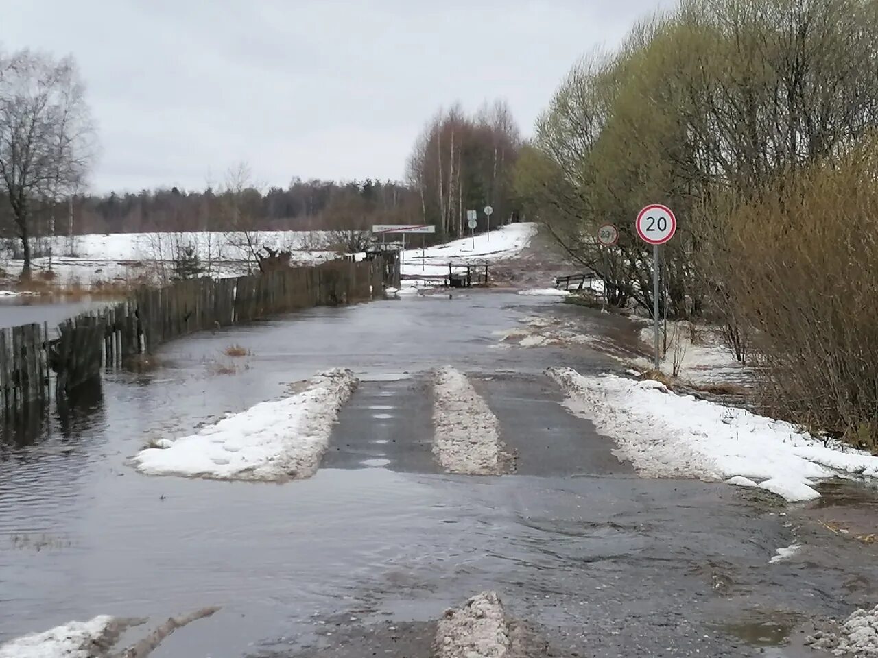 Вода выходит с реки. Улейма река Углич. Река Улейма Ярославская область. Половодье дорога. Паводок на дороге.