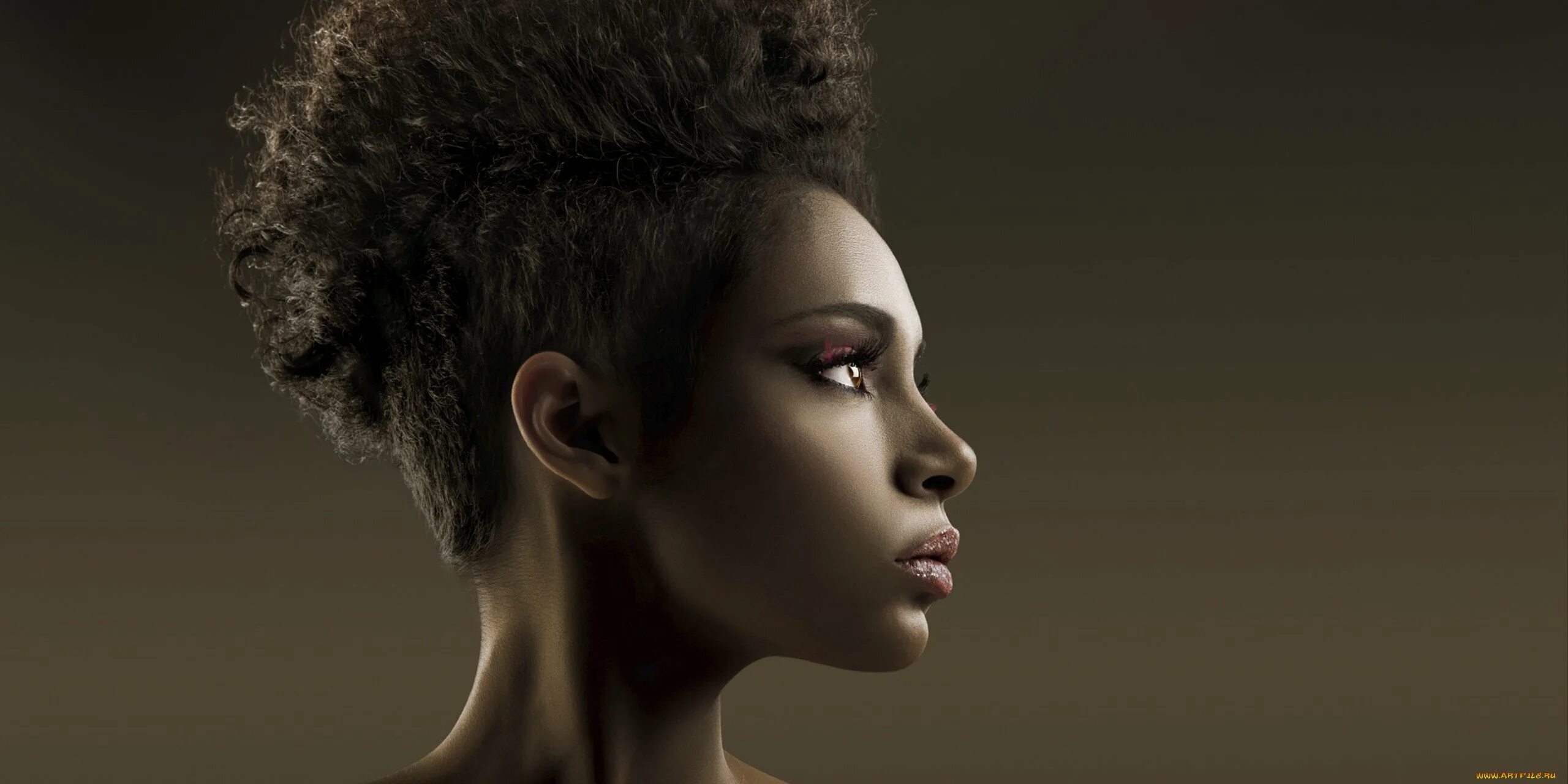 Темнокожая девушка в профиль. Модель в профиль. Лицо девушки в профиль. Портрет в профиль.