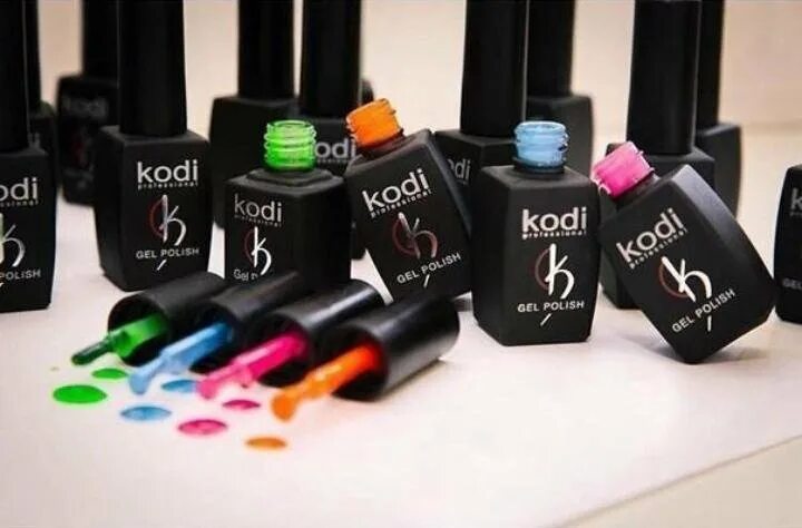 Kodi гель лак. Гель лаки на стену. Kodi гель лак. Малиновый однотонный маникюр. Маникюр лак.