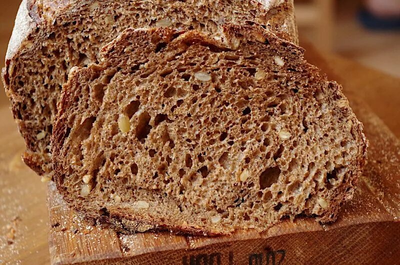 Хлеб с пшеничным солодом. Солодовый хлеб. Ржаной хлеб. Хлеб ржаной с солодом. Цельнозерновой хлеб на закваске.