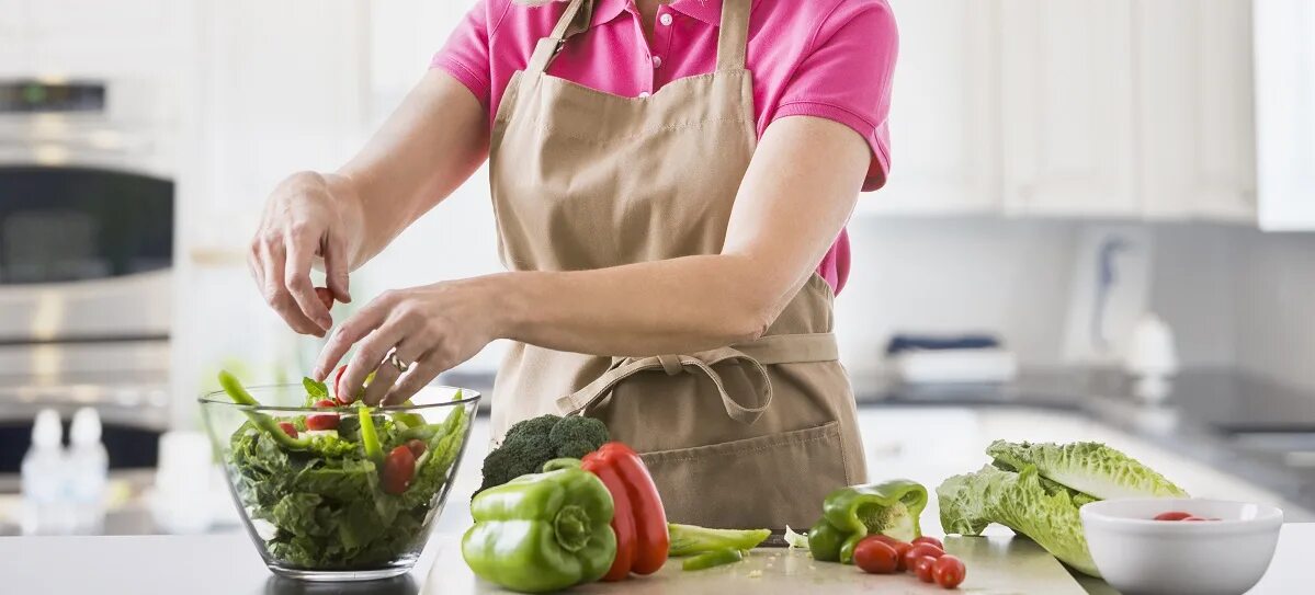 Аккуратность к еде. Правильное питание женщина в розовом платье. Cooking. ПП-блюда женщина Эстет готовит.