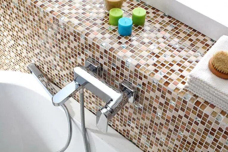 Углы мозаикой. Столешница из мозаики в ванной. Мелкая плитка для ванной. Плитка мозаика для ванной. Мозаичная плитка для ванной.