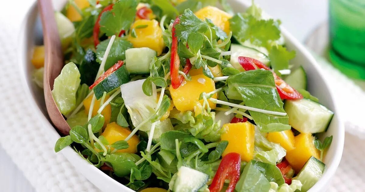 Приготовить диетические салаты. Салат фитнес. Вкусный малокалорийный салат. Салат. Вкусная и полезная еда.