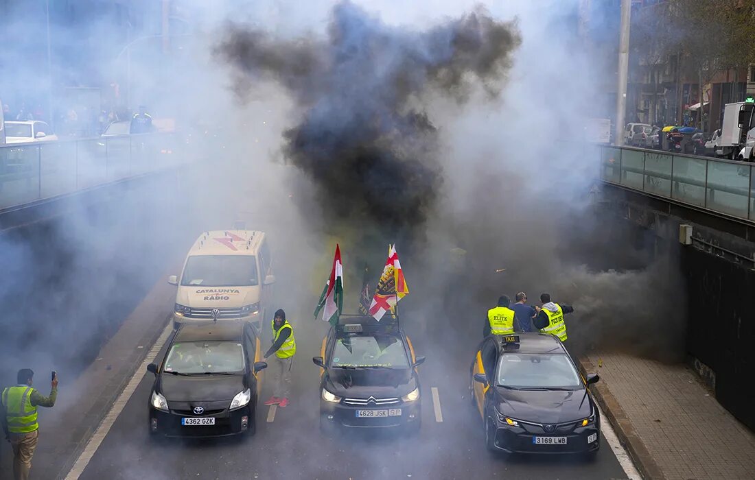 Маркос алонсо испания. Забастовки в испании. Вести испании. Испанские ведущие новостей. Ведущая испанского телевидения.