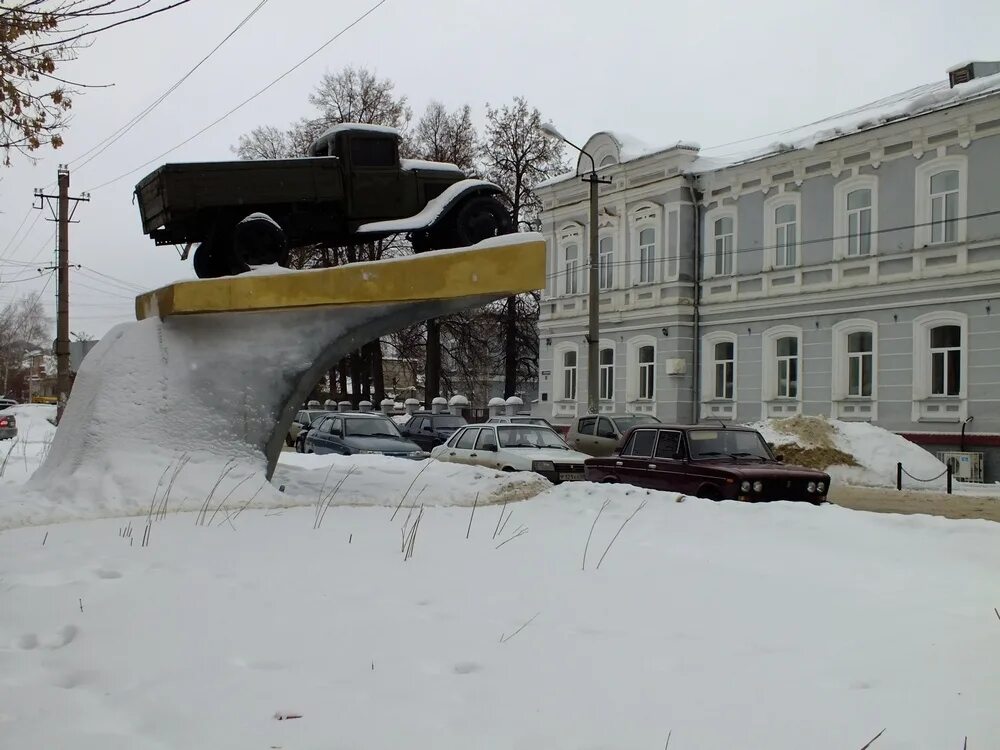 Театр юного зрителя кунгур. Кунгура машина. Кунгура машина. Памятники кунгура. Кунгур новые автобусы.