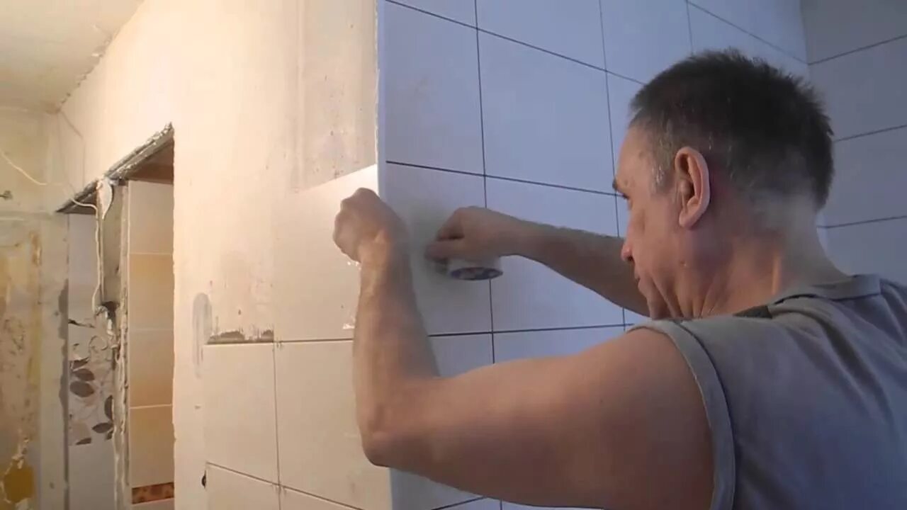 Как сделать кафель в ванной. Откосы из плитки в ванной. укладка плитки в ванной комнате. откосы в ванной комнате из плитки. наличники из плитки в ванной.