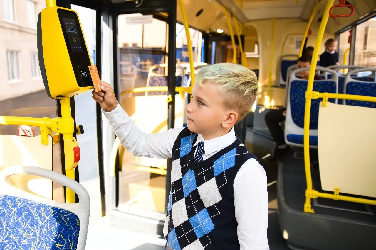 Школьники в общественном транспорте. Автобус для детей. Школьный автобус школьники. Общественный транспорт для детей.