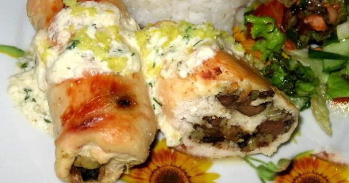 Куриные рулетики с куриной печенью. Рулет из куриного филе с черносливом. гарнир к куриному рулету. рулет с курицей и черносливом. рулетики из куриной грудки с черносливом.