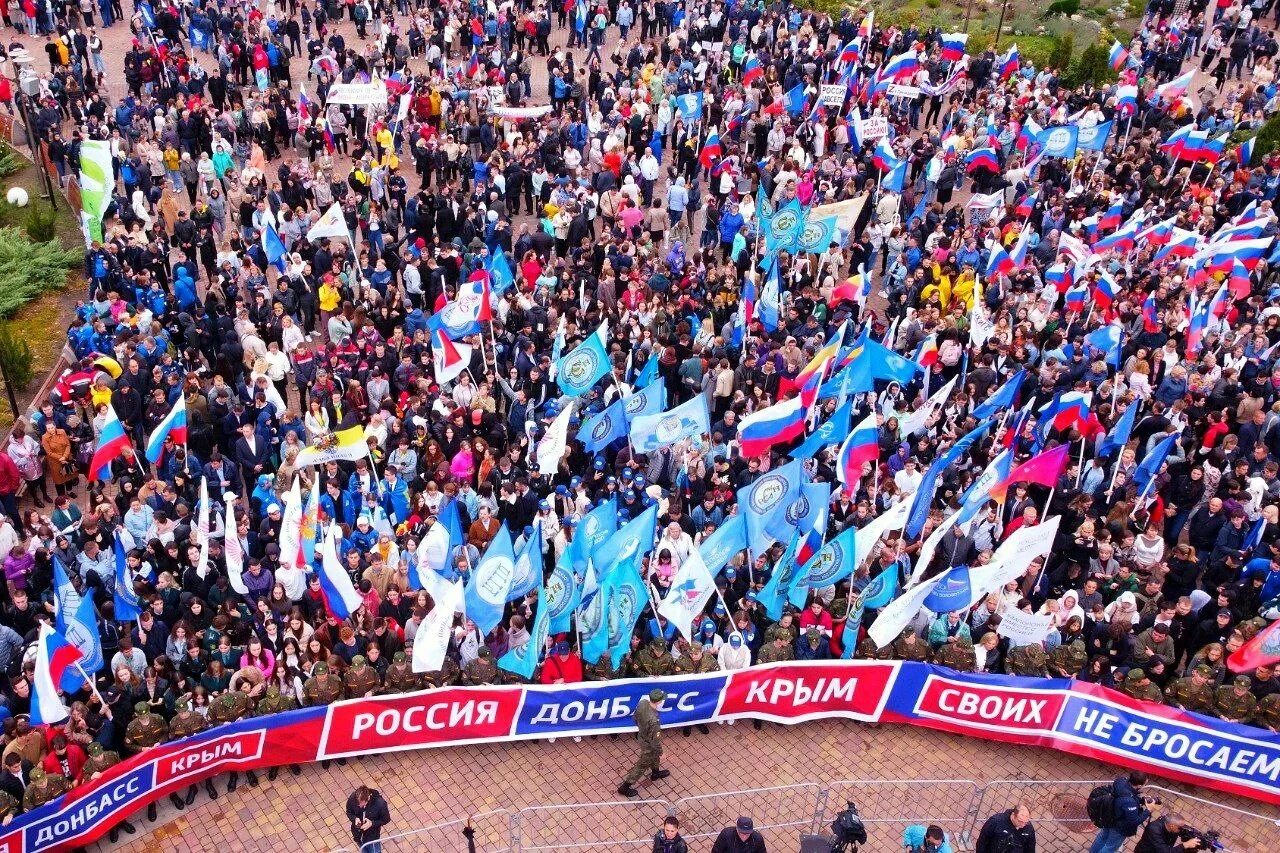 Митинг ростов сегодня. Своих не бросаем 2022 митинг-концерт. Митинг в Ростове. Митинг в поддержку России Левобережная Ростов. Демонстрация массовое шествие с определенными.