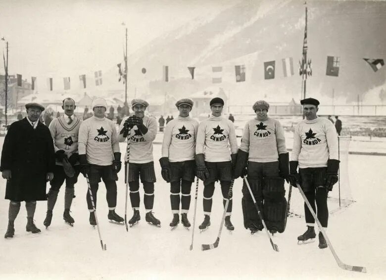 Первая хоккейная команда. Первая хоккейная команда Канады 1904. Хоккейная команда 1904 Канада. Первая команда хоккея в 1904 Канада. Шамони 1924 хоккей.