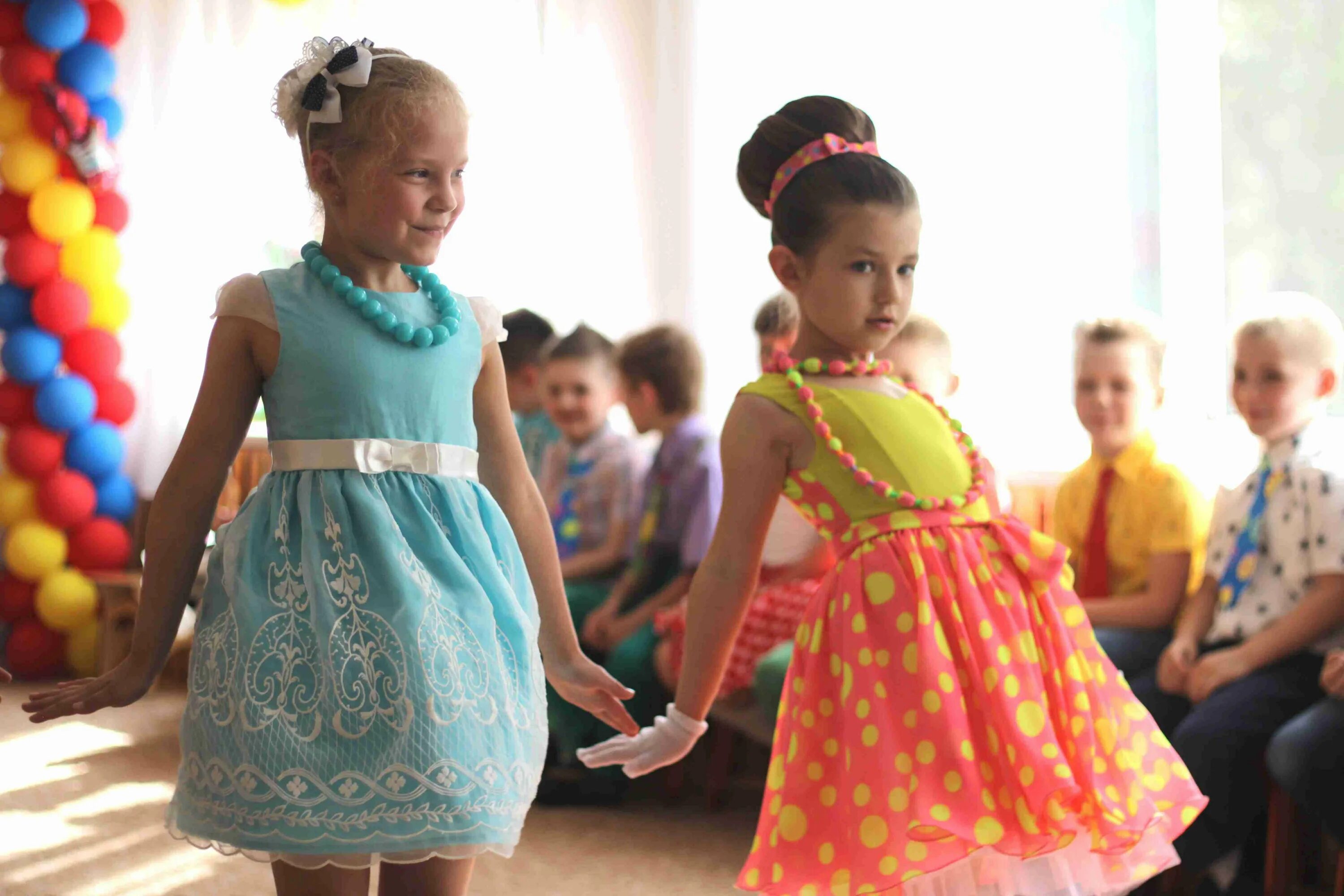 Танец буги вуги в детском саду. Выпускной в детском саду в стиле стиляги. Стиль "стиля" выпускной в детском саду. Стиляги в садике. Стиляги выпускной в детском саду.