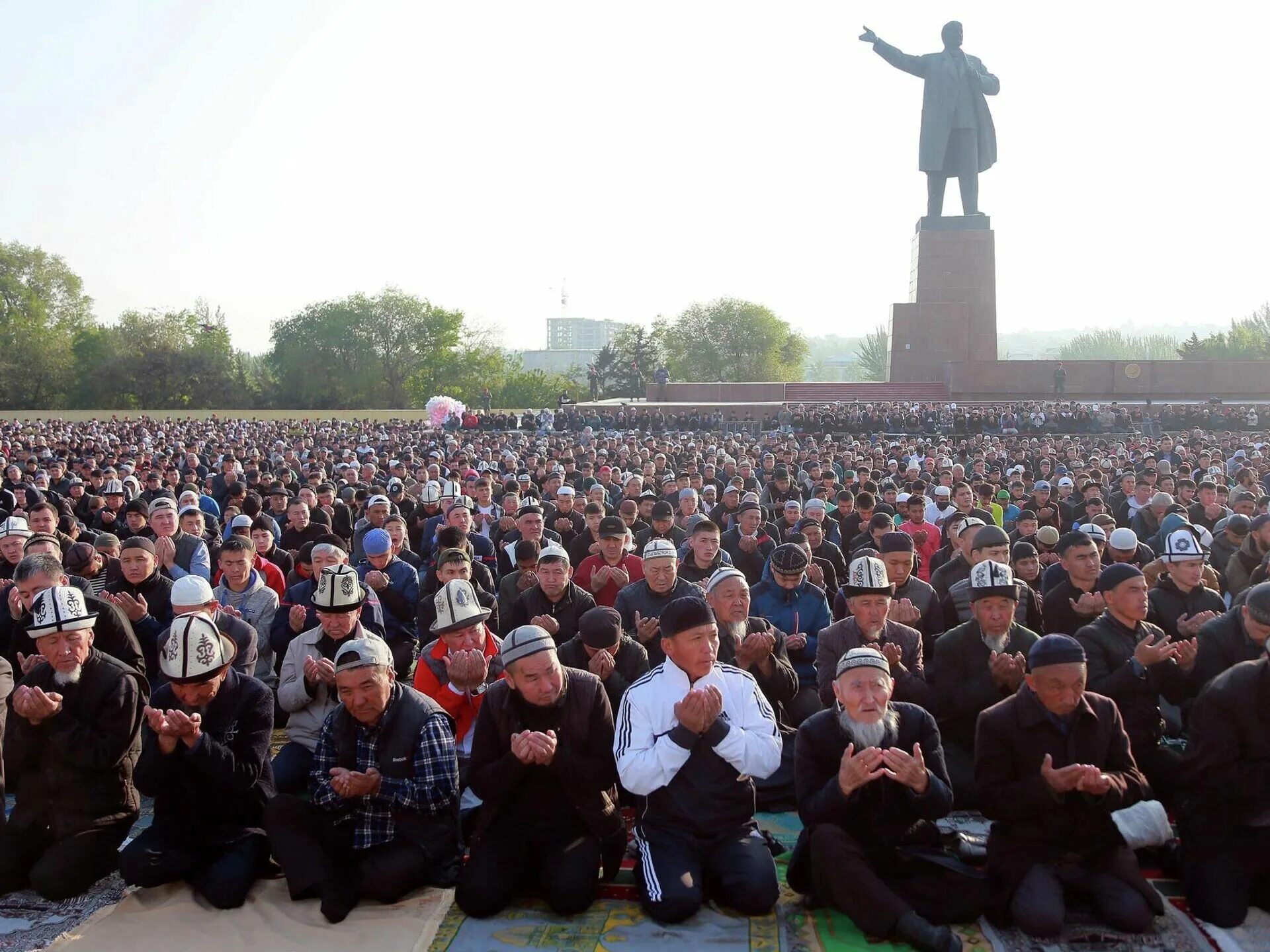 Орозо айт 2024 кыргызстан. Праздничный намаз. Кыргызстан люди. Картинка мусульман. 21.04.2023 У мусульман.