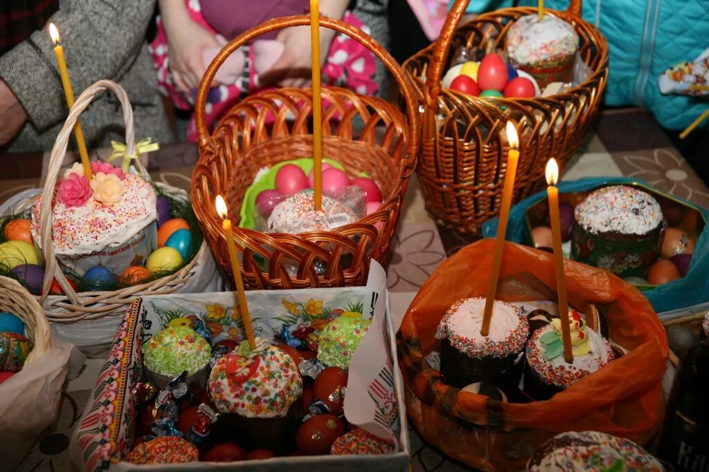 праздники перед пасхой. великая суббота перед пасхой. освещение куличей в церкви. страшная неделя перед пасхой. праздники перед пасхой.