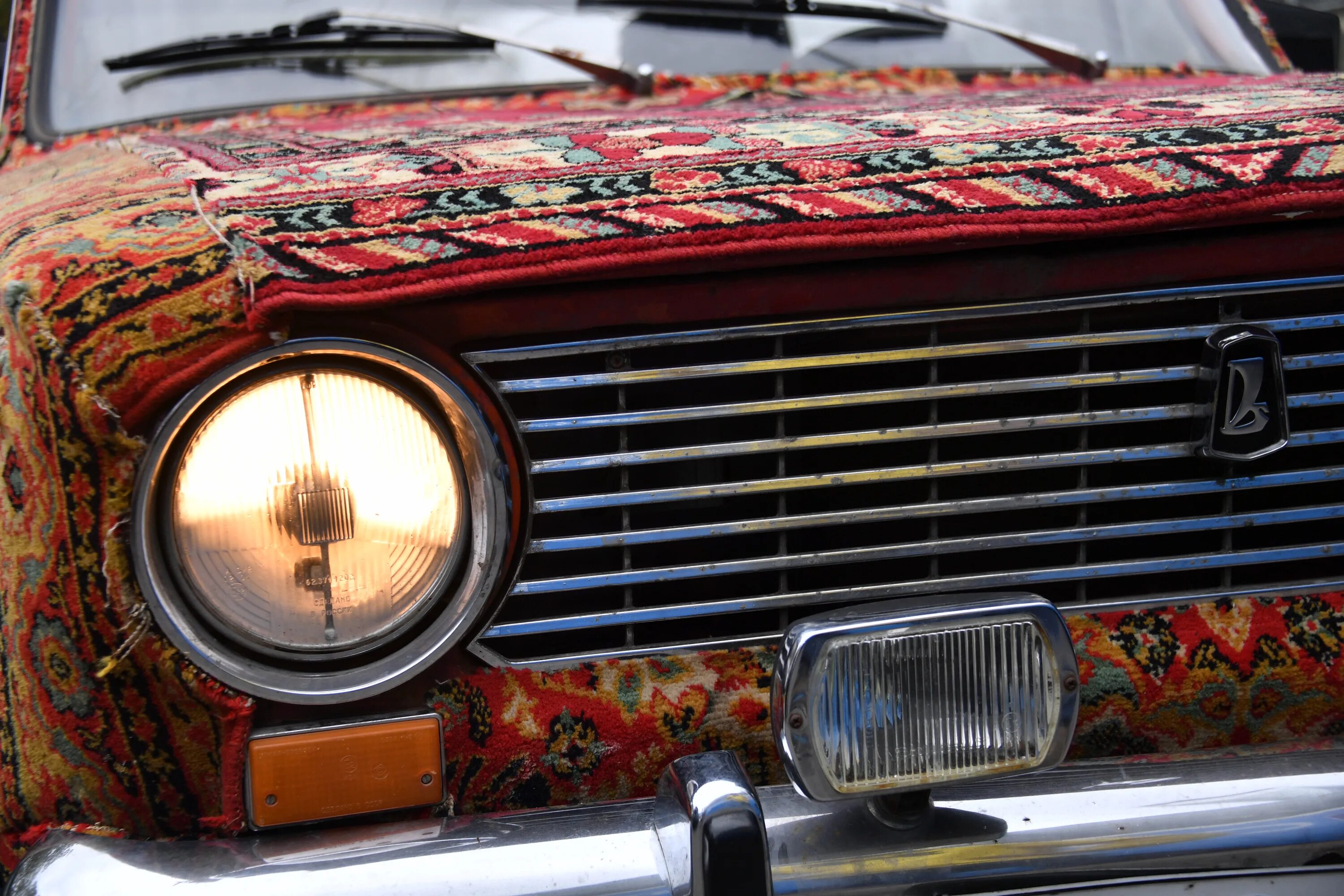 Машина в стиле советского ковра. Хозяева Жигули. Советские ковры в авто.