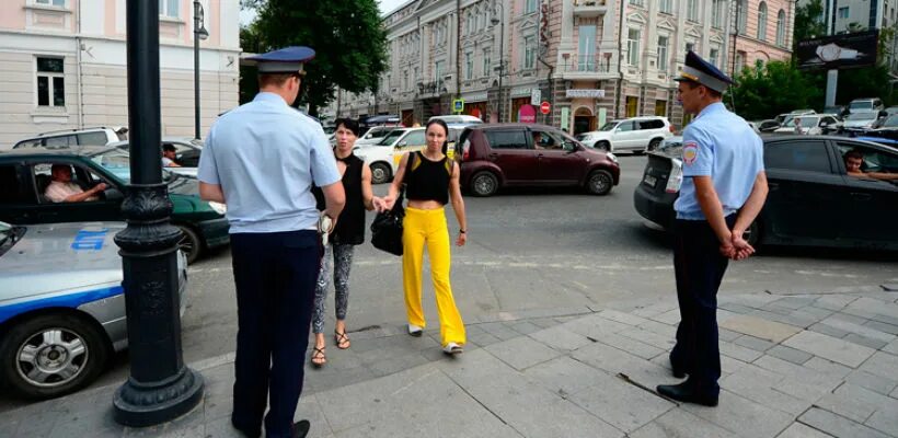 Пешеход в неположенном месте. Штраф за пешехода в неположенном месте. Пешехода штрафует ГИБДД. Штраф пешеходу за переход в неположенном месте.