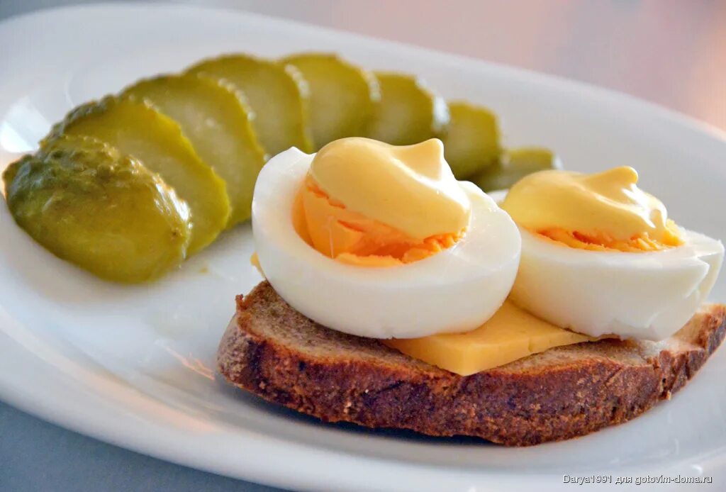 Завтрак бутерброд с сыром. Бутерброд с яйцом. Бутерброды с яйцом и сыром. Бутерброд с вареным яйцом. Бутерброд с вареным яйцом и сыром.