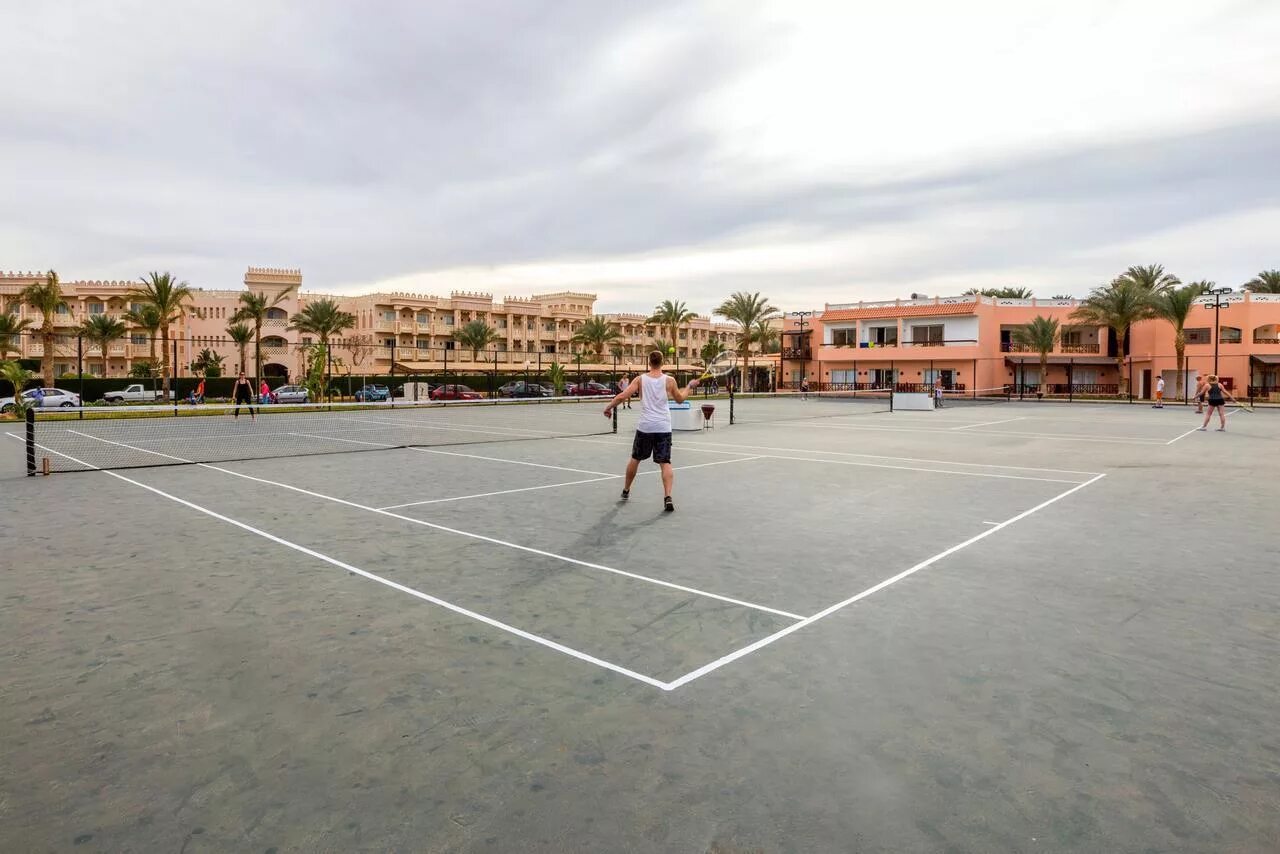 Альбатрос Неверленд Хургада Египет. Панорама бунгало Резорт Хургада теннисные корты. Теннисные корты в Хургаде. Большой теннис в Египте.