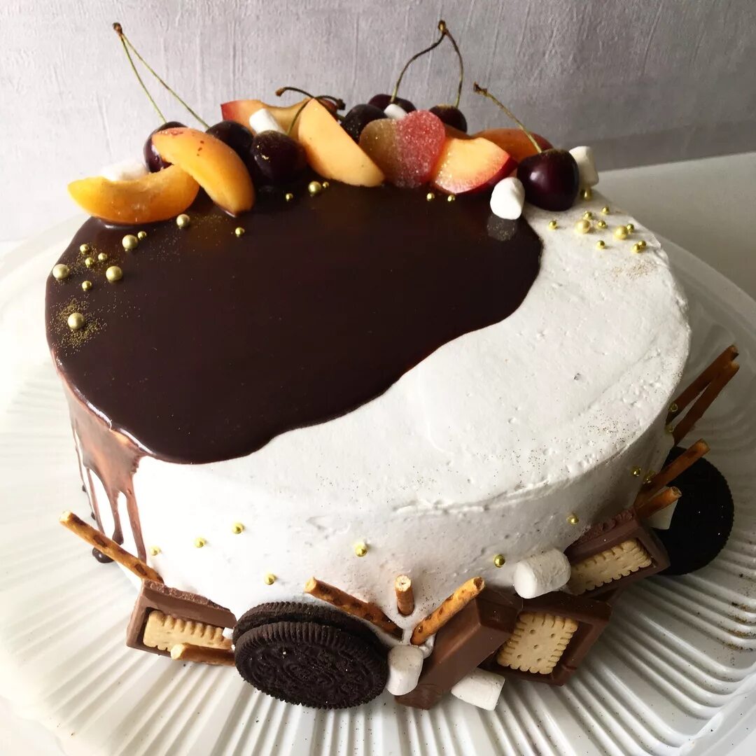 поверх торта. торт шоколад карамель. поверх торта. украшение торта шоколадной глазурью. шоколадный торт с шоколадками сверху.