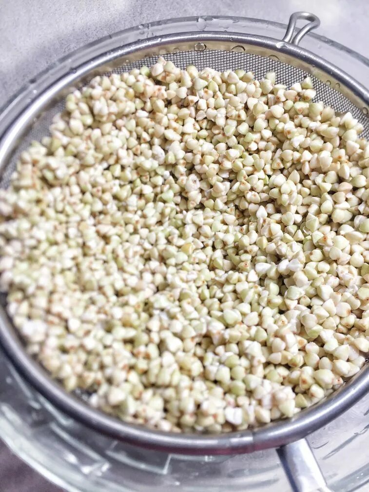 Зеленая гречка каша. Зеленая гречневая каша. Каша из зеленой гречки. Зеленая гречка блюда. Зеленая гречневая каша.