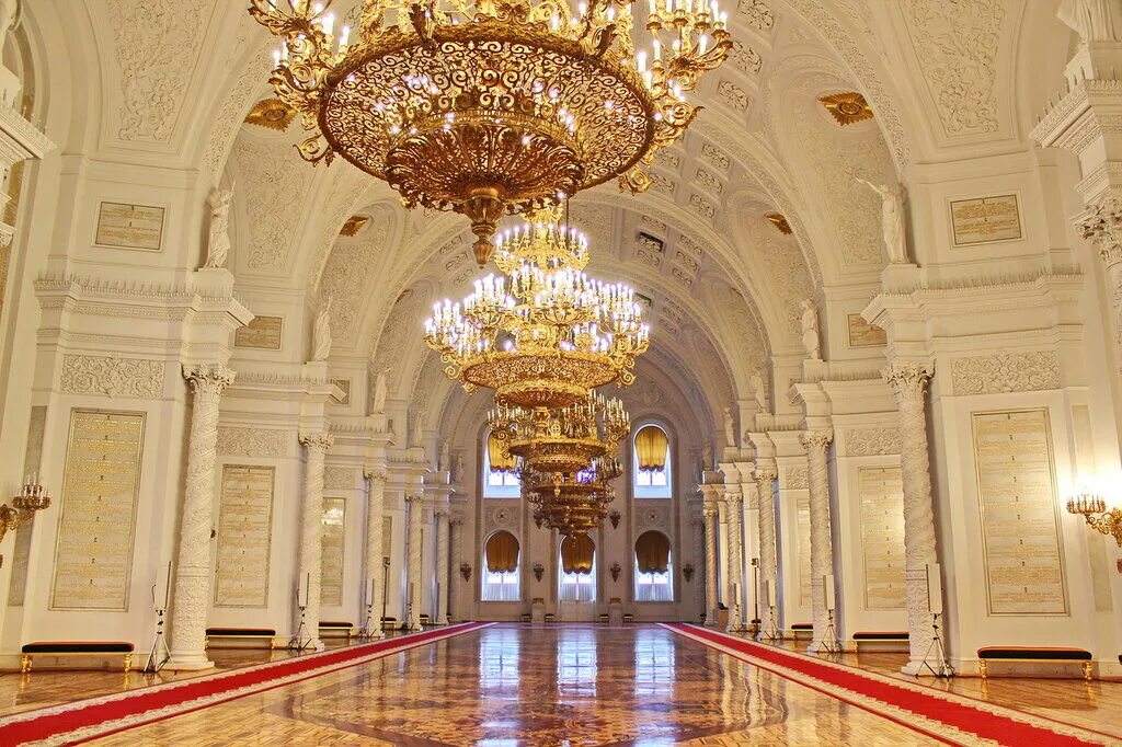 Выставочный зал кремля. Большой кремлёвский дворец в москве владимирский зал. Музей грановитая палата московского кремля. Патриарший дворец московского кремля. Владимирский зал большого кремлевского дворца.