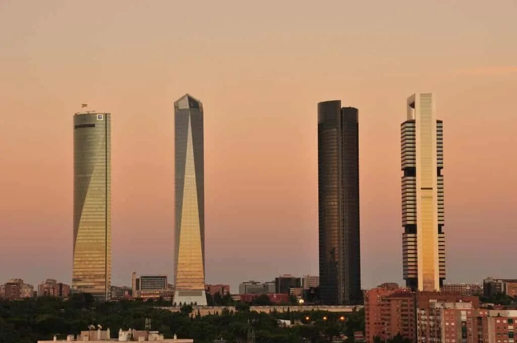 Мадрид небоскреб испания. 4 башни. Гранд парк ходынское поле. Мадрид куатро торрес. Башня 4g.