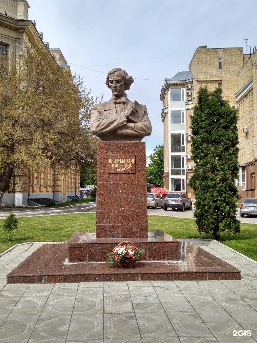 Памятник в чернышевском. Памятник Чернышевскому в Саратове. Памятник Чернышевскому (Саратов, площадь Чернышевского).