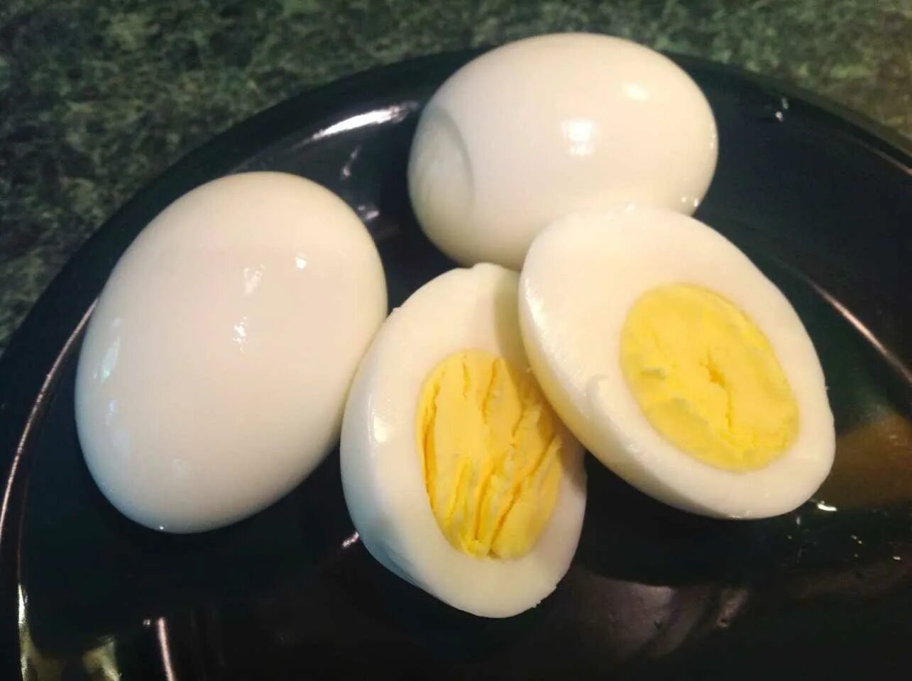 Вареные яйца. Яйцо куриное вареное. Яйцо отварное. Гусиное яйцо вареное. К чему снится разбитое сырое яйцо женщине
