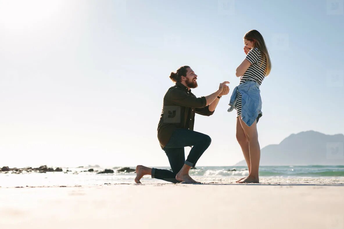 Man proposes. Делает предложение на колене. 1. one knee proposal. man proposing at parents funny.