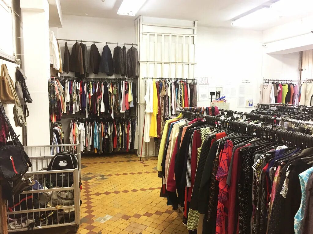Секонд хенд угловой переулок. Комиссионный магазин секонд хенд. Гардероб секонд хенд ростов. Тц столичный гардероб. Гардероб женщины.
