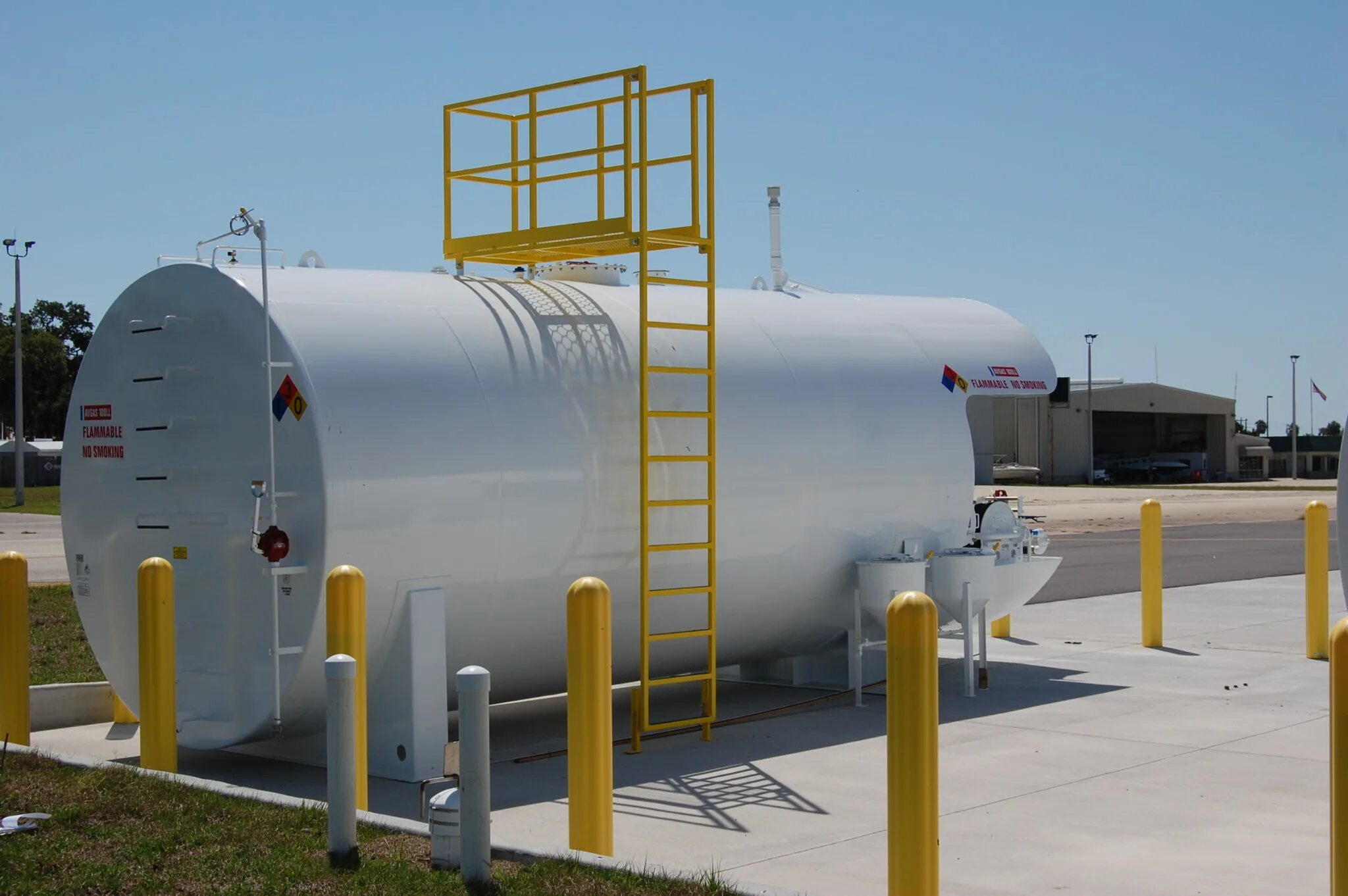 Очистка нефтяных резервуаров. Зачистка резервуаров. Обслуживание цистерн. Цистерны. Алюминиевые трапы на автоцистернах.